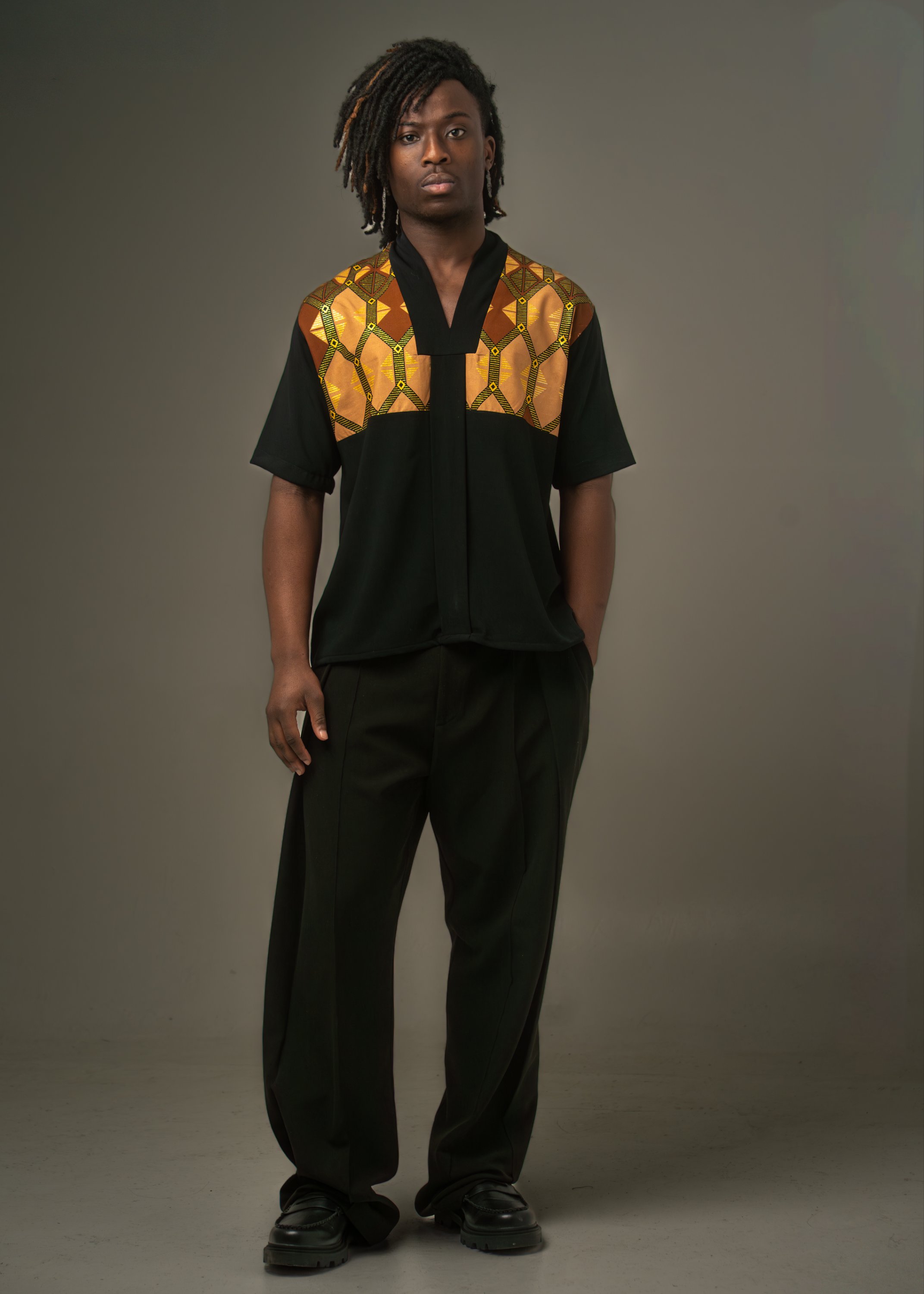 Chemise Kofi — Wax Kente & Crêpe Noir Sapin