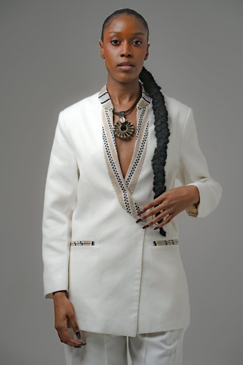 Blazer Femme · Tissu Tissé · Style Afro-Chic
MPENZA
« La beauté qui illumine »