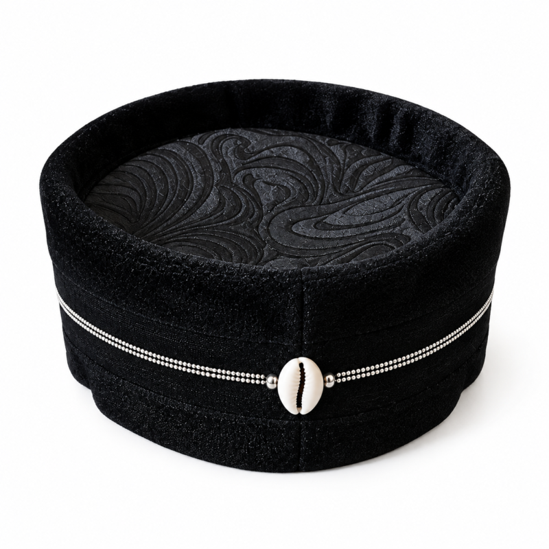 Toque Velours Noir – Cauris & Filament Argent, Dessus Motif Floral