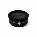 Toque Velours Noir – Cauris & Filament Argent, Dessus Motif Floral