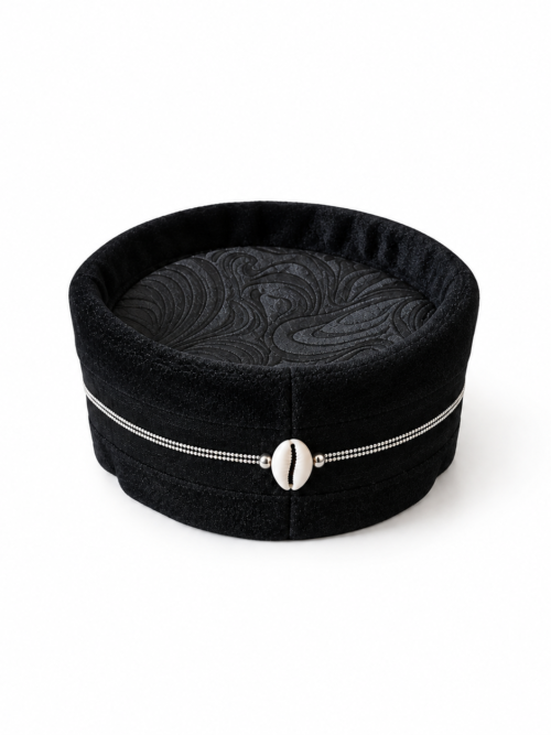 Toque Velours Noir – Cauris & Filament Argent, Dessus Motif Floral