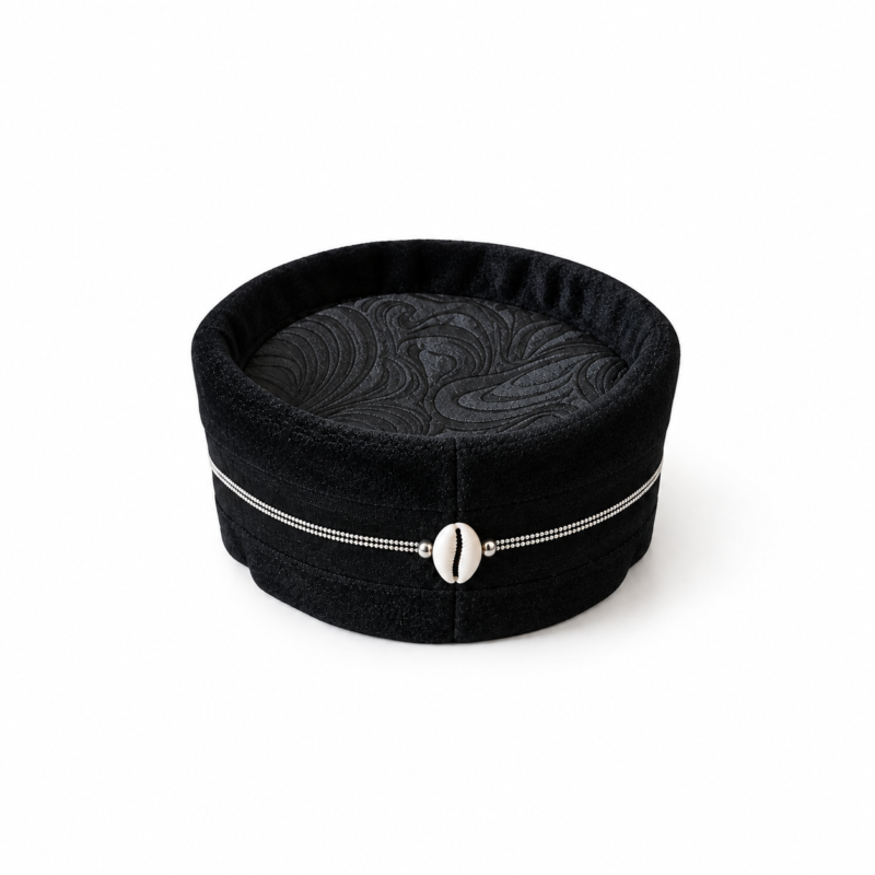 Toque Velours Noir – Cauris & Filament Argent, Dessus Motif Floral
